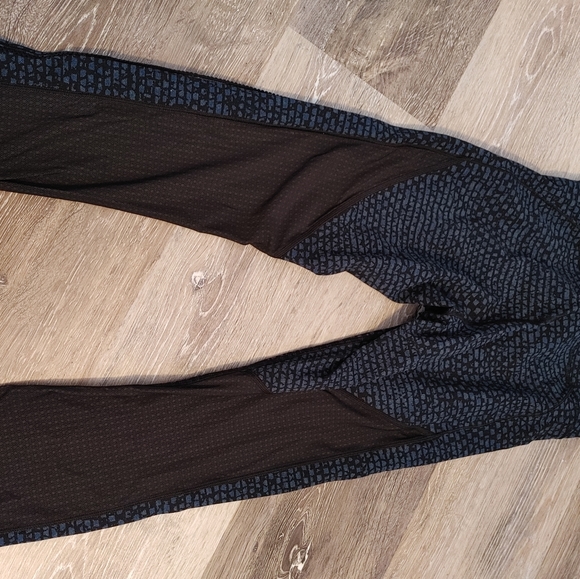 Lululemon crops with mesh size 4 - Picture 2 of 3